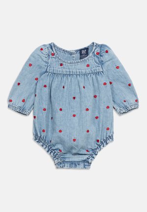 Svetlo modra otroška igralna obleka z dolgimi rokavi, elastičnimi manšetami in pasom, okrašena z majhnimi rdečimi vezenimi srčki povsod.