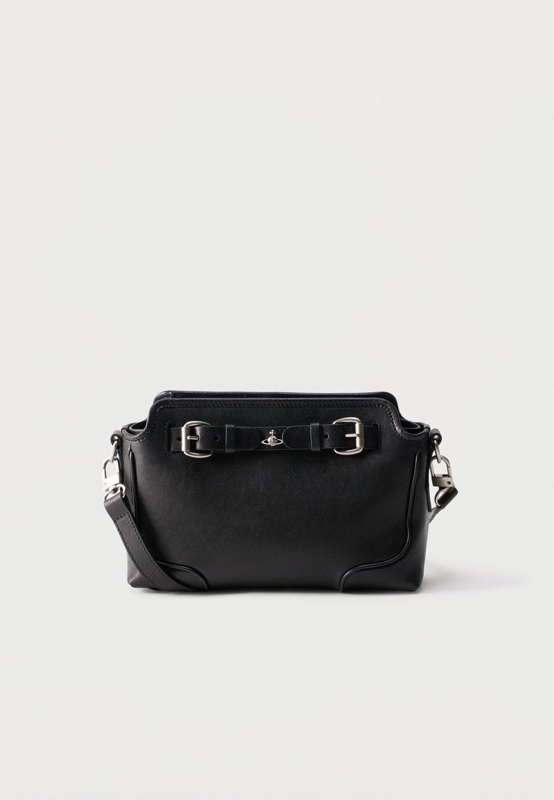 Μαύρη δερμάτινη τσάντα χιαστί με ασημένιες αγκράφες, αποσπώμενο λουράκι και μικρό ασημένιο έμβλημα σε μονόχρωμο φόντο.