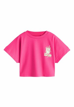 Jasnoróżowy krótki T-shirt z krótkimi rękawami, z małą białą grafiką uśmiechniętego kubka na napój i napisem "So Matcha Fun!" na piersi.