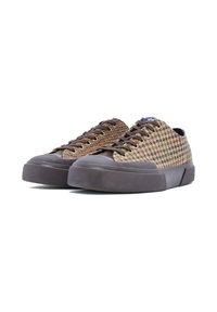 Vetersneakers met een bruine houndstooth textielupper, rubberen zool en een gestructureerde bruine neuskap. Gouden veterogen en een blauw logotag zichtbaar.