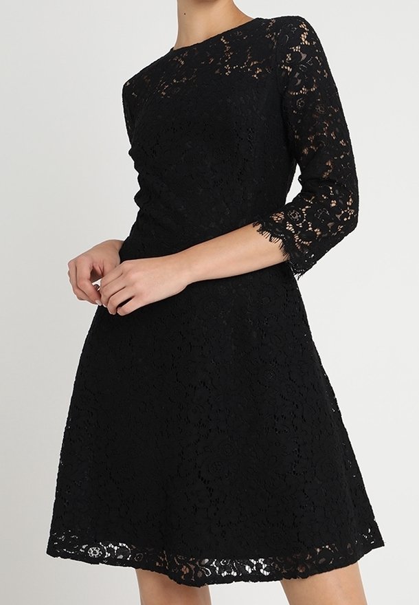 Robe en dentelle noire avec manches trois-quarts, corsage ajusté, jupe évasée, motif floral, ourlet festonné et tissu texturé.