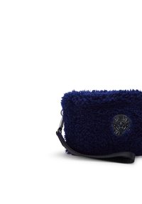 Pequeño monedero rectangular de terciopelo azul marino con correa negra y logotipo circular en la parte frontal sobre fondo blanco.