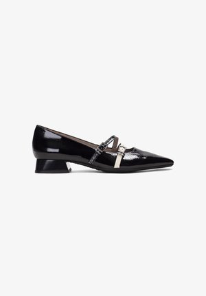 Scarpe basse in vernice nera con punta affusolata, dotate di due fasce sottili e un'accento argentato sul tacco.
