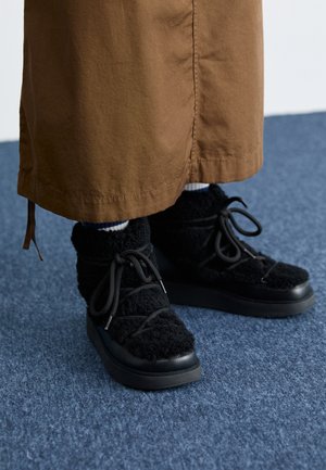 ROKSANDA ICONIC SHORT BOOT - Členkové šnurovacie čižmy - black