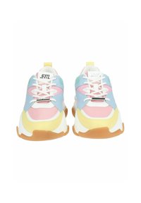 Sneaker chunky con pannelli in rosa pastello, blu, giallo e bianco, lacci bianchi, suole in gomma e etichette di marca sulla linguetta e sui lacci.