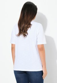 Witte korte mouwen t-shirt van een lichtgewicht materiaal, met een ontspannen pasvorm en een ronde halslijn, met een soepele textuur en zonder patronen.