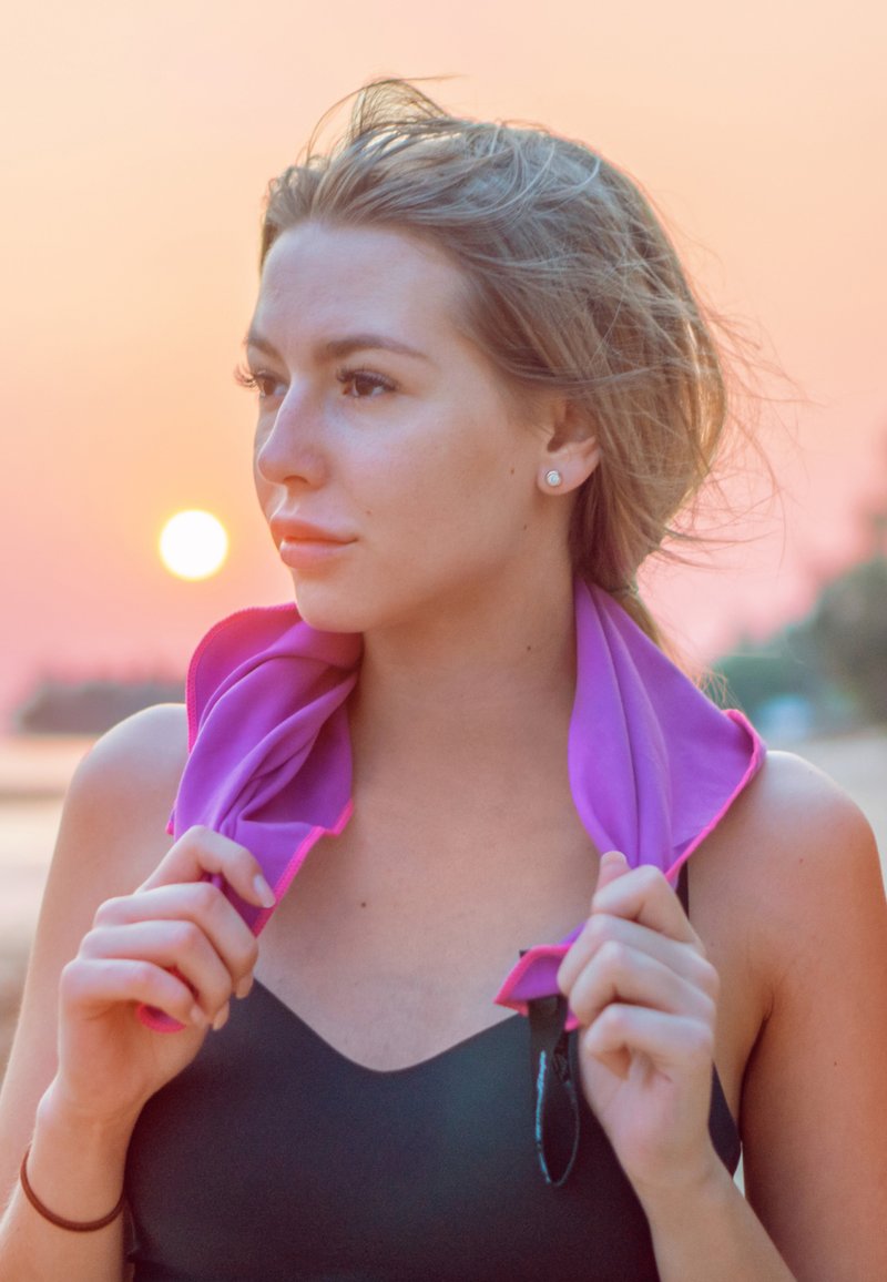 NirvanaShape FÜR URLAUBER UND TRAVELLER AUS - Beach towel - rosa pinker rand