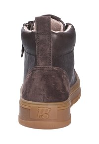 Bruine suède enkellaars met een gestructureerde afwerking, achterrits en een rubberen zool van gom. Kenmerkt zich door een korte achterlip voor eenvoudig aan- en uittrekken.