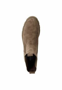 Bottine en daim marron avec des panneaux latéraux élastiques, un bout rond et une semelle en caoutchouc texturé pour une meilleure adhérence. Design minimaliste, sans matériel visible.