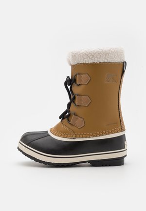 Botas de inverno impermeáveis em castanho e preto, com um punho suave semelhante a pelo, design com atacadores, sola de borracha e detalhes estofados ao longo da parte superior.