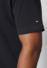 Tommy Hilfiger LOGO TEE - T-shirt estampada - blue