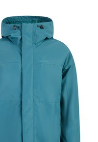 Chaqueta impermeable en color verde azulado con cuello alto, capucha ajustable y cremallera frontal. Presenta una textura suave y un sutil detalle de logo en el pecho.
