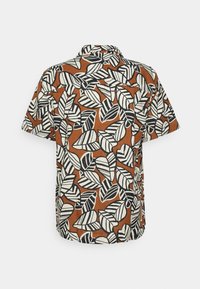 Camisa de manga corta con fondo marrón, patrón de hojas en blanco y negro, diseño de cuello y ajuste cómodo. Material de algodón.