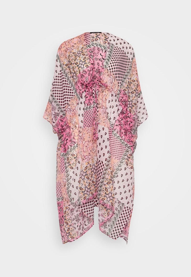 Vêtement léger et fluide de style kimono avec des motifs patchwork rose, pêche et blanc, des motifs floraux et géométriques, et des manches larges.