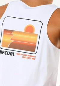 Weißes Tanktop mit einem grafischen Design eines stilisierten Sonnenuntergangs in orange und braunen Tönen, mit schwarzen Konturen und dem Text "Ripcurl" darunter.
