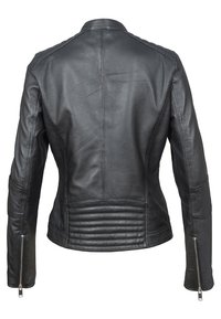 Giubbotto in pelle nera con un design aderente, dotato di un colletto alto, cuciture verticali, accenti a coste nella parte bassa della schiena e polsini con zip.