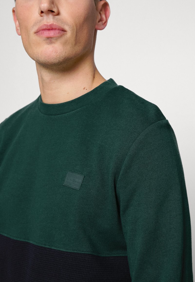 Herren Kapuzenpullover | TOM TAILOR DENIM CREWNECK WITH CUTLINE Sweatshirt deep green lake/dunkelgrün - MO89998 Herren Kapuzenpullover | TOM TAILOR DENIM CREWNECK WITH CUTLINE Sweatshirt deep green lake/dunkelgrün - MO89998