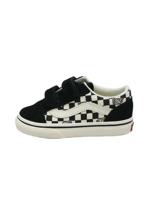 Baskets à damier noir et blanc pour enfant avec deux brides à Velcro et semelle en caoutchouc blanche.