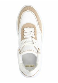 Sneaker in pelle bianca con accenti in suede beige, dettagli testurizzati e design cucito. Presenta una chiusura con lacci e un collo imbottito.