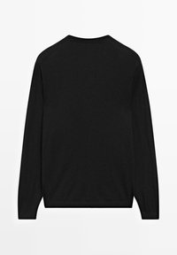 Maglione nero a maniche lunghe in morbido tessuto. Collo rotondo, polsini e orlo a costine. Design semplice senza motivi visibili o accessori.