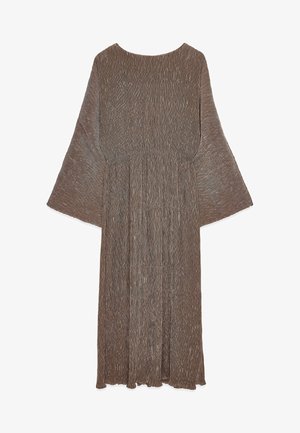 Robe longue à manches longues marron avec un motif texturé, manches évasées, encolure ronde, silhouette fluide et un tissu doux et léger.