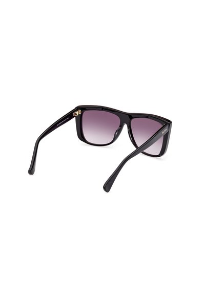 Gafas de sol de plástico negro con un diseño rectangular elegante. Lentes moradas degradadas y sutiles acentos dorados en las varillas.