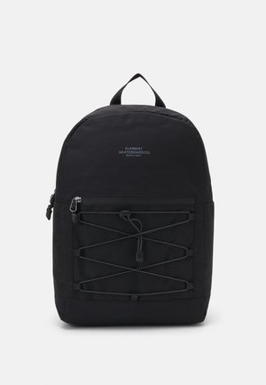 Mochila negra con forma redondeada, hecha de tela duradera. Presenta un bolsillo frontal con detalles de cordón elástico y una asa en la parte superior.