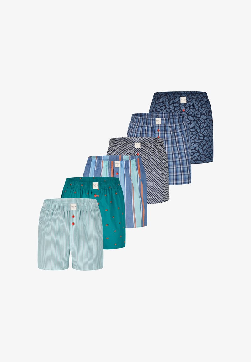 Zes paar herenboxers in verschillende kleuren en patronen: gestreept turquoise, bloemenpatroon turquoise, meerkleurige strepen, geruit blauw, gestippeld marineblauw en bladerenprint.