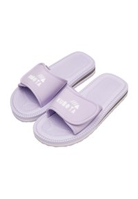 Fioletowe klapki na slidery z teksturowaną wkładką, regulowanym paskiem i białym logo. Wykonane z gumy, z zaokrąglonym czubkiem.