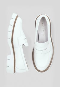 Białe skórzane lordski z masywną podeszwą, z haftowanym wykończeniem i dekoracyjnym paskiem na przodzie. Gładka tekstura, minimalistyczny design.