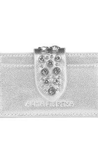 Clutch argento con superficie testurizzata, caratterizzata da una chiusura gioiello con strass trasparenti. Nome del marchio impresso in basso.
