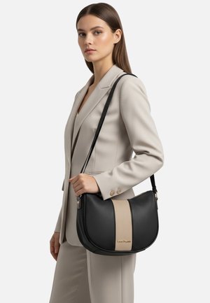 Borsa a tracolla nera e beige con superficie strutturata e dettagli lisci. Presenta una forma curva, tracolla regolabile e dettaglio logo dorato.