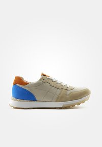 Scarpa sportiva beige con un mix di materiali. Presenta un accento sul tallone blu e arancione, camoscio testurizzato e una suola bianca con grip.