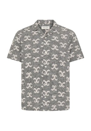 Camisa gris de manga corta con botones, patrón abstracto de remolinos blancos y cuello, etiquetada como "CASUAL AYOKU" en la etiqueta interior.