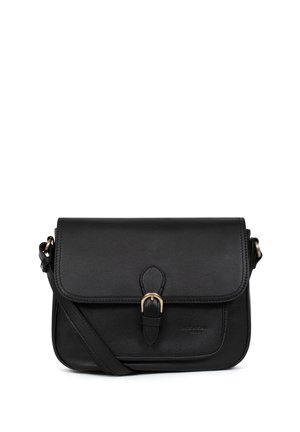 Borsa a tracolla nera in pelle con chiusura a pattina, dettaglio con fibbia dorata e tracolla regolabile. Texture liscia, forma rettangolare.