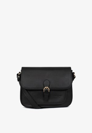 Schwarze Leder-Crossbody-Tasche mit einer Klappenverschlus, goldfarbener Schnallen-Detail und verstellbarem Tragegurt. Glatte Textur, rechteckige Form.