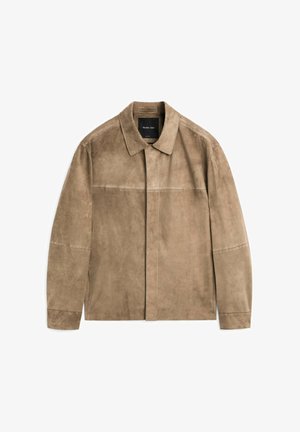 Giacca in suede marrone con colletto classico, chiusura frontale a bottoni e design minimalista con cuciture visibili e vestibilità rilassata.