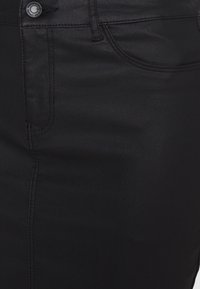 Svart denimkjol med en mjuk textur, framficka och knäppning högst upp. Tyget har en lätt glans och rena sömmar.