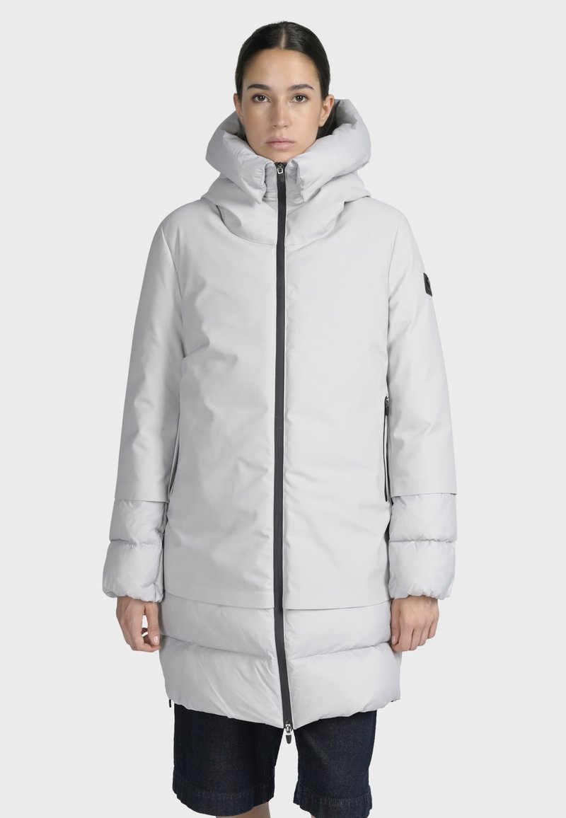Helle grau isolierte Pufferjacke mit hoch abschließendem Kragen, Frontreißverschluss und seitlichen Taschen. Mit einer glatten Textur und einem zweifarbigen Design am Saum.