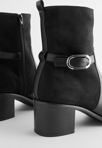 Next FOREVER COMFORT BUCKLE DETAIL HEELED REGULAR WIDE FIT - Botines - black
