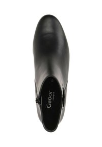 Zwarte leren enkelboots met een ronde neus, een zijrits en een zichtbare 'Gabor comfort' binnenzool.