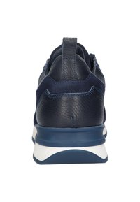 Sneaker blu navy con tomaia in pelle, dettagli testurizzati, colletto imbottito e suola in gomma bianca a contrasto.