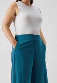 Anna Field Curvy Tygbyxor - teal