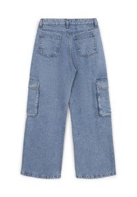 Jeans in denim azzurro chiaro a gamba larga, con due tasche posteriori e tasche cargo laterali con chiusura a patta.