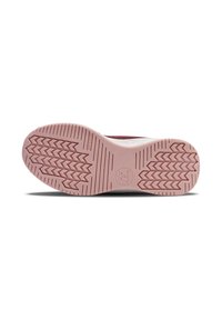 Sohle eines burgunderfarbenen Sportschuhs, die Laufmuster und Branding zeigt, vor einem weißen Hintergrund. Das Schuhdesign betont Grip und Komfort.