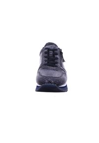 Vista frontale di una sneaker nera con texture, lacci, cerniera laterale e suola bianca e blu su uno sfondo bianco.