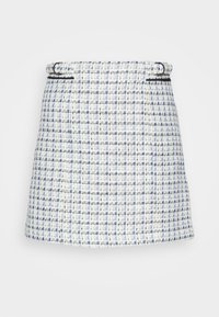 Mini falda de cintura alta con un patrón de cuadros en tonos azul y blanco, que presenta un cinturón a juego con hebillas plateadas en la cintura.