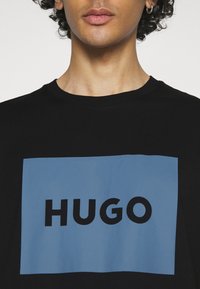 HUGO DULIVE - T-shirt estampada - black/blue