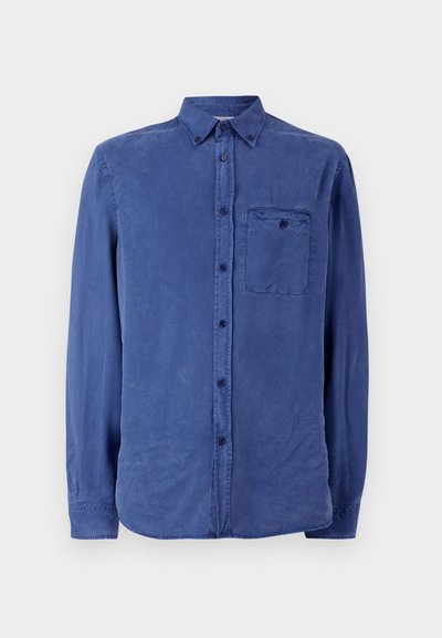 Zila garo piedurkņu krekliņš ar pogām, apkakli un krūšu kabatu, izlikts uz vienkārša gaiša fona.