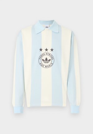 Polo à manches longues avec des rayures verticales bleu clair et crème, arborant un logo avec trois étoiles et le texte "Three Stripes One World".